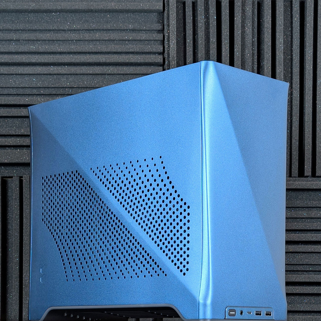 2025 01 fractal design era 2 midnight blue sff itx gaming pc case closeup