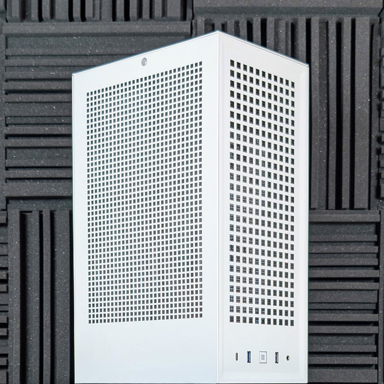 hyte-revolt-3-white-custom-prebuilt-sff-mini-itx-gaming-pc-closeup hyte revolt 3 white custom prebuilt sff mini itx gaming pc closeup