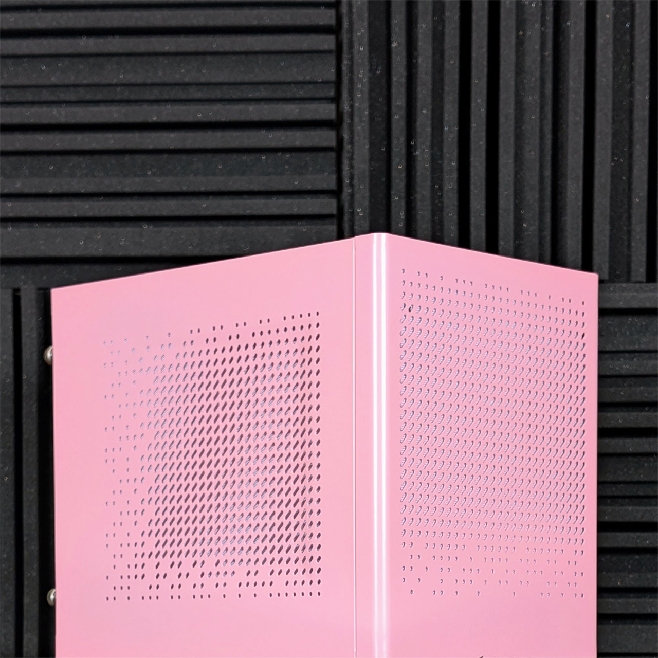 silverstone sugo 16 pink custom prebuilt sff itx gaming pc case closeup