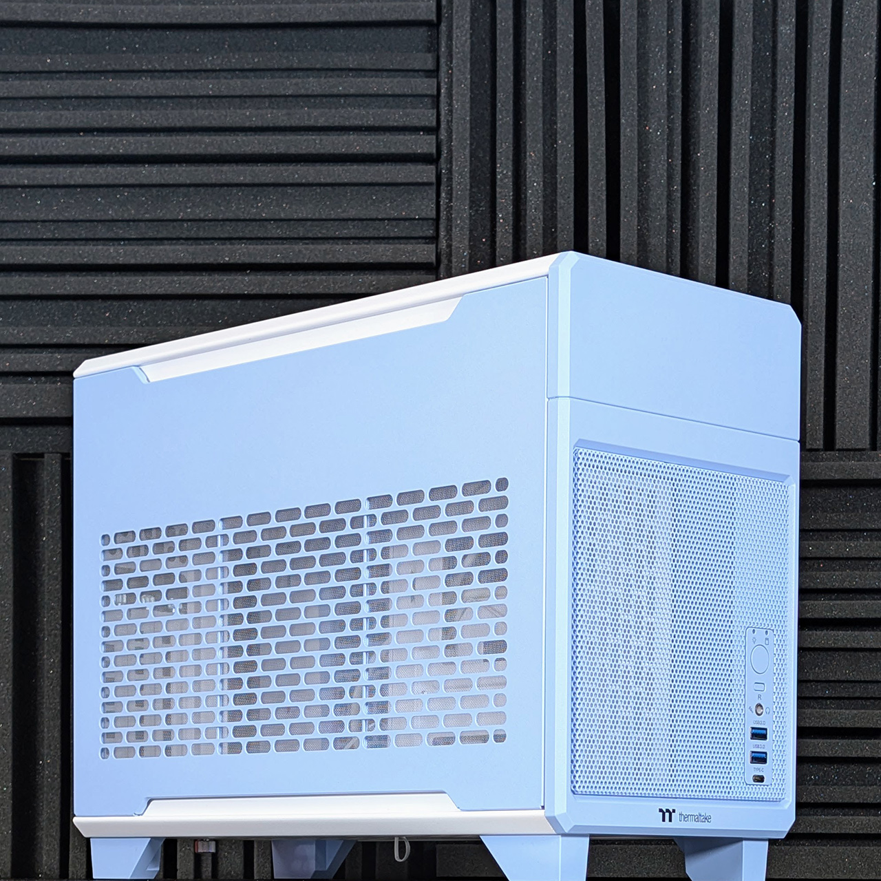 thermaltake tr100 hydrangea blue custom prebuilt sff mini itx gaming pc closeup