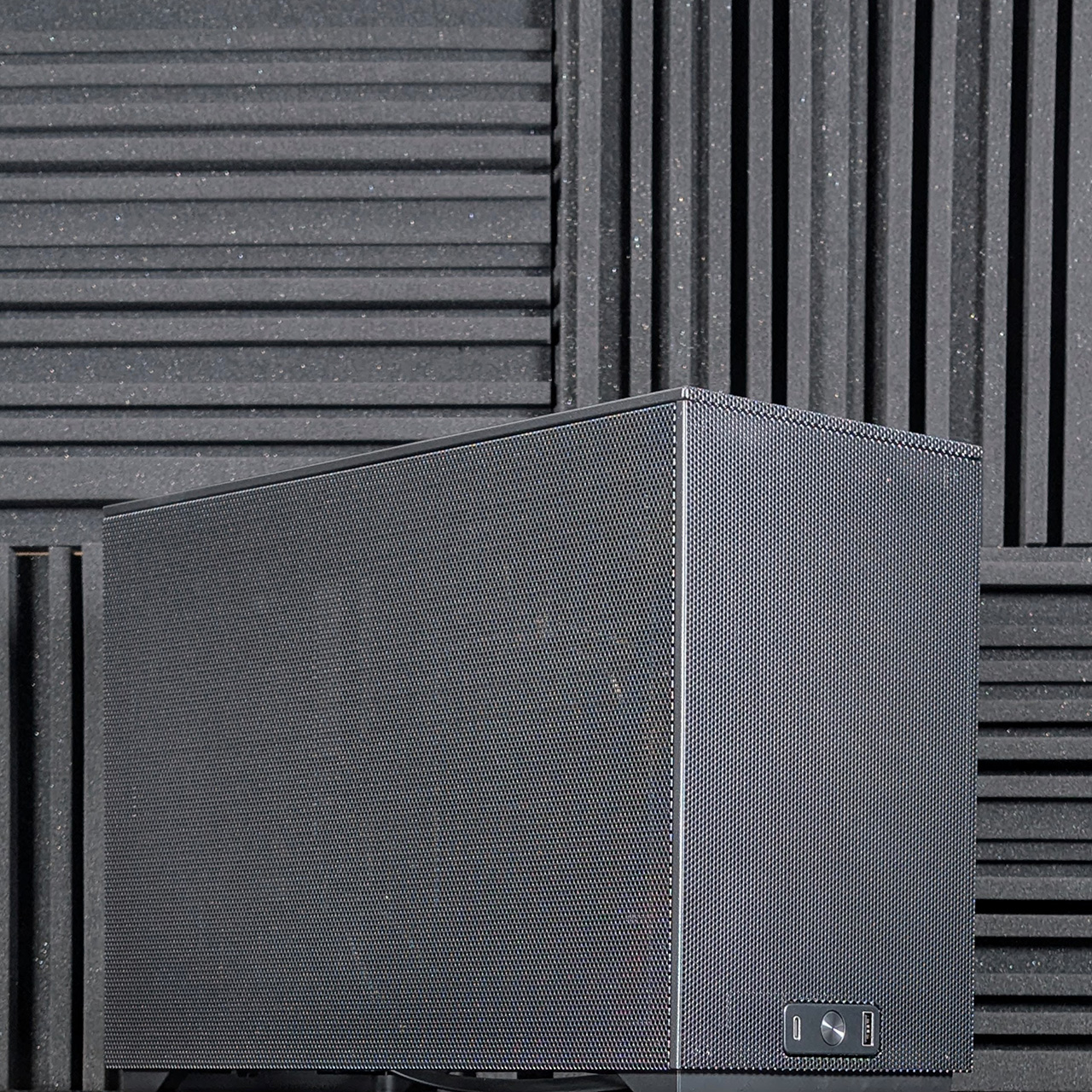 SSUPD Meshroom D custom prebuilt sff mini itx gaming pc closeup