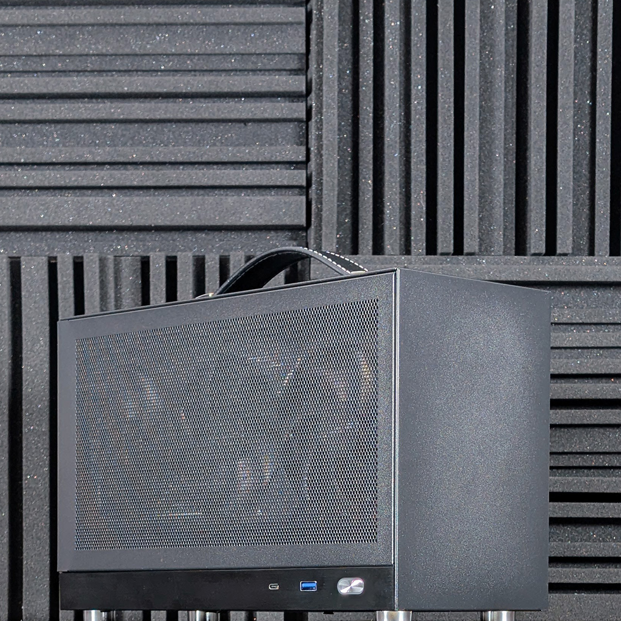 shiny snake s300 black custom prebuilt sff mini itx gaming pc closeup