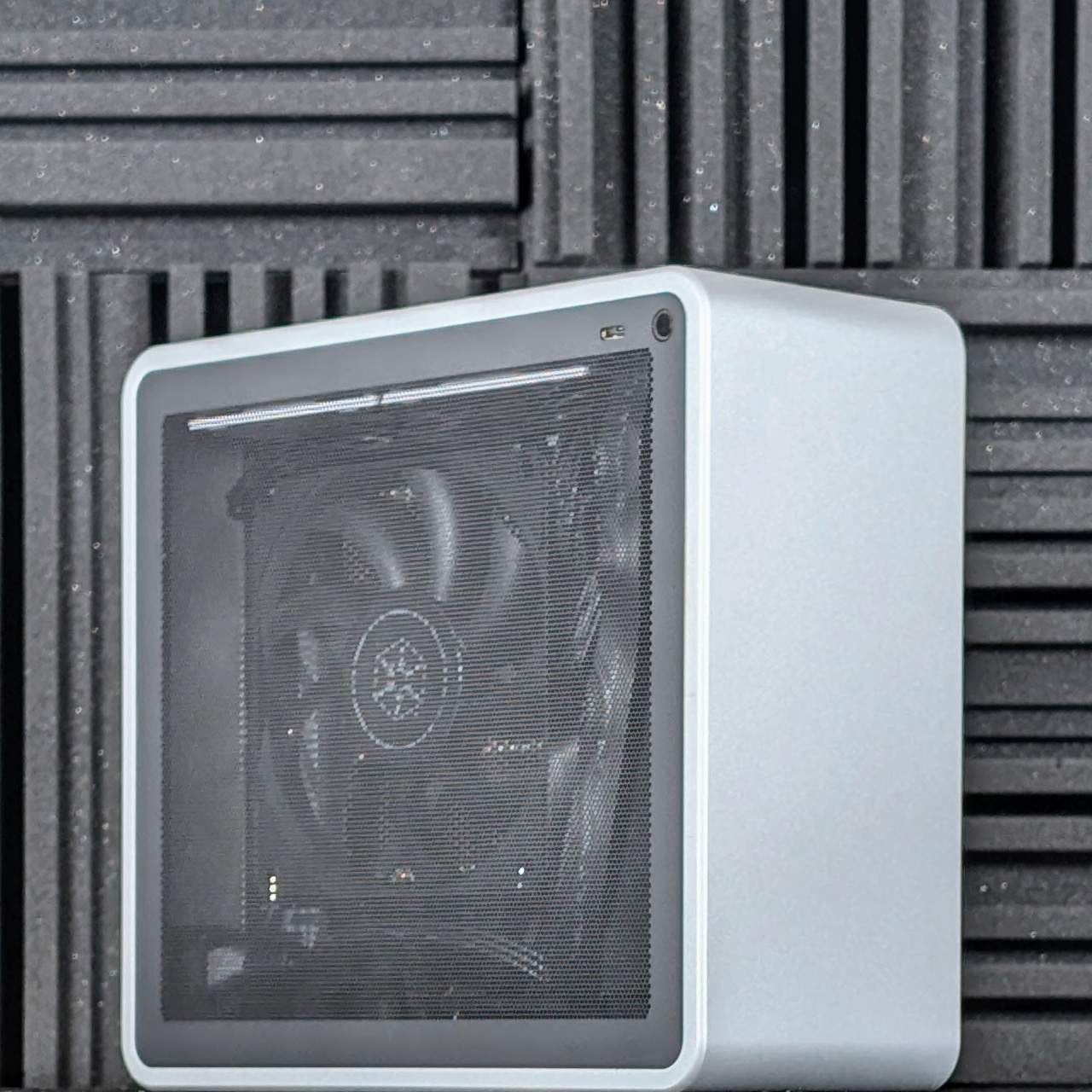 cooj sparrow mq4 silver custom prebuilt sff mini itx gaming pc closeup