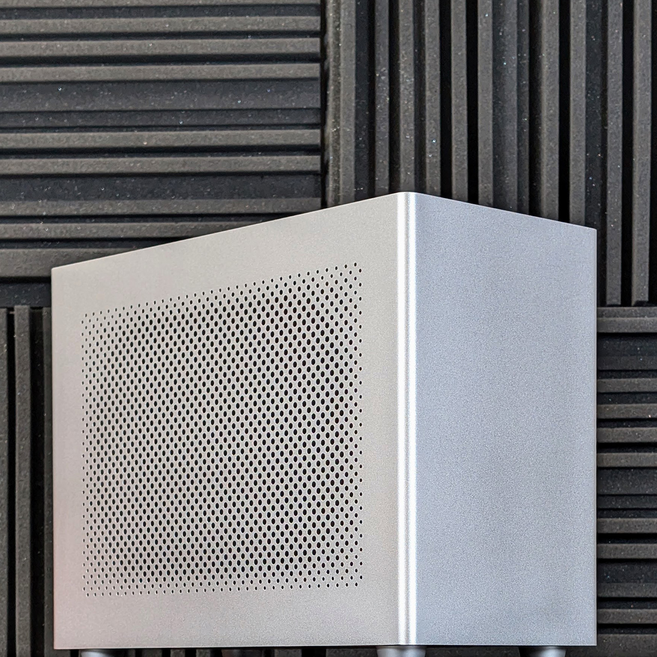 cooj-z13-silver-custom-prebuilt-sff-mini-itx-gaming-pc-closeup cooj z13 silver custom prebuilt sff mini itx gaming pc closeup