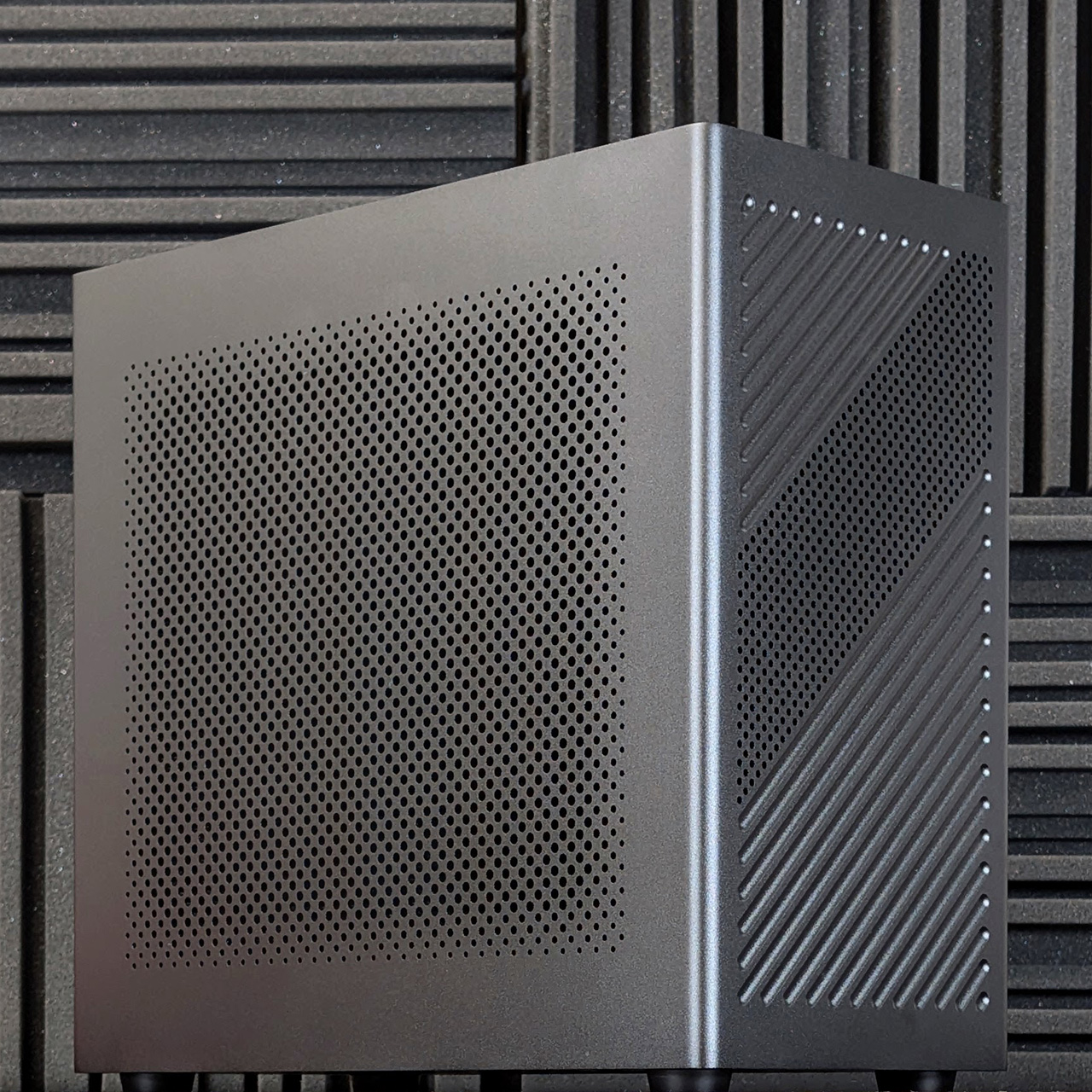 cooj-z18-black-custom-prebuilt-sff-microatx-mini-itx-gaming-pc-closeup cooj z18 black custom prebuilt sff microatx mini itx gaming pc closeup