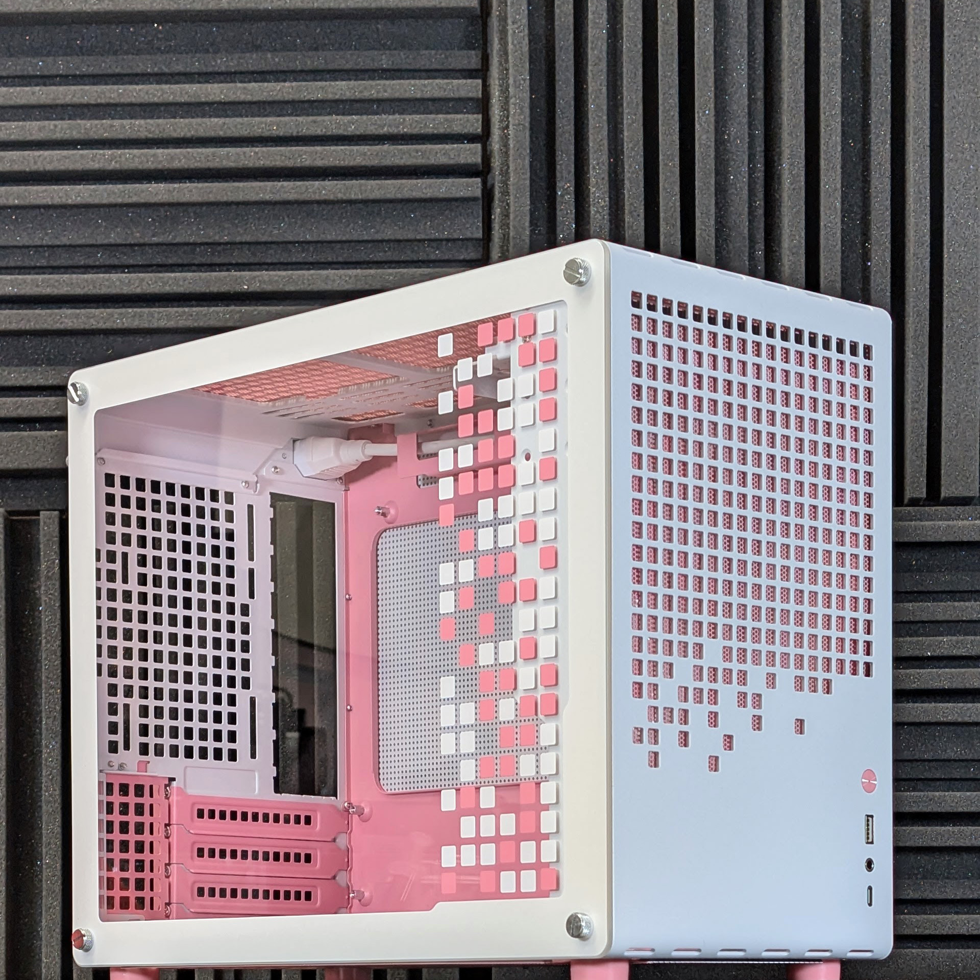 jonsbo-jonsplus-z20-pink-white-custom-prebuilt-sff-itx-matx-gaming-pc-case-closeup jonsbo jonsplus z20 pink white custom prebuilt sff itx matx gaming pc case closeup